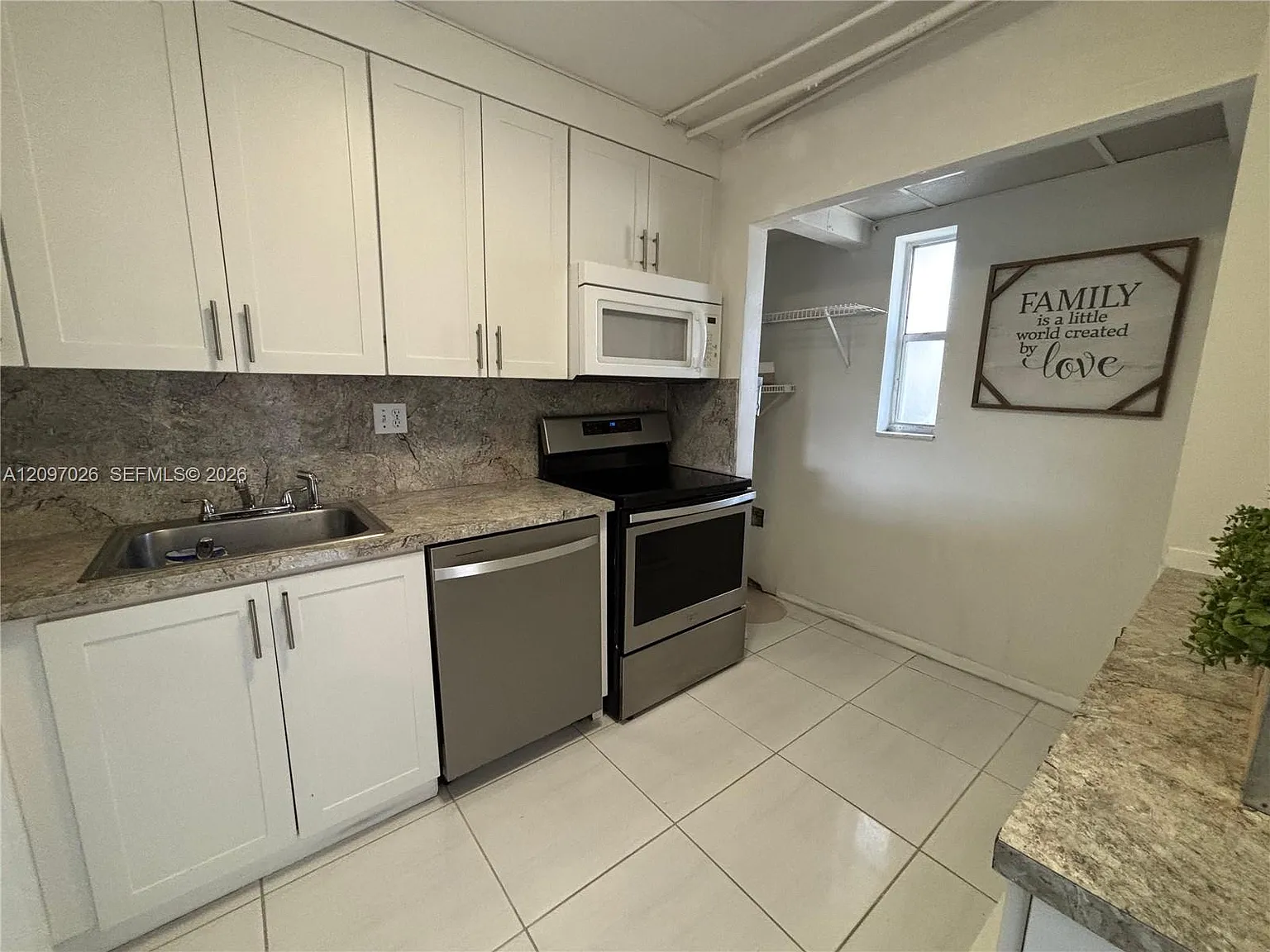 Versailles Gardens Condo — Photo 4