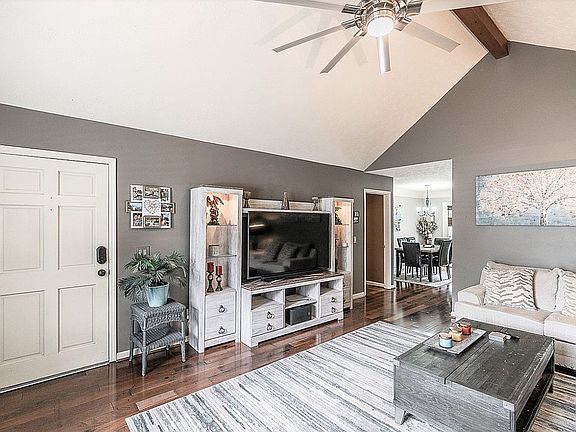 3rd image of 107 Twin Oaks Ct
