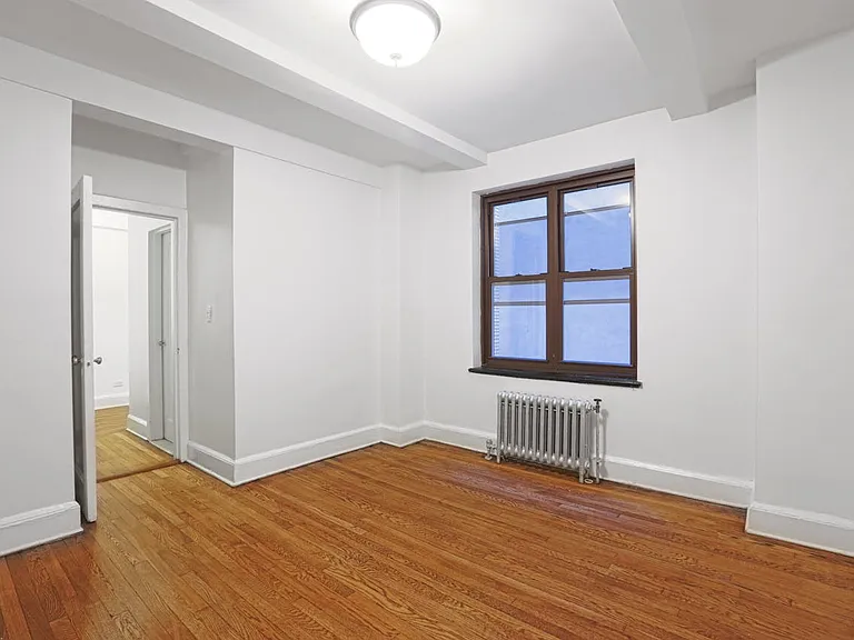 433 W 21st St #2F — Photo 6