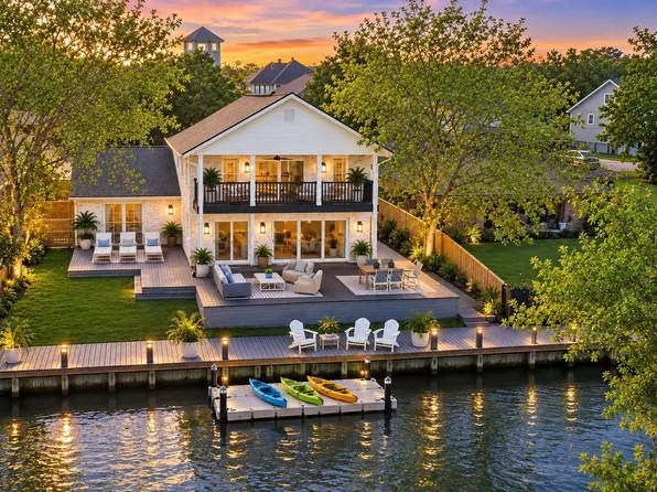 14 Harbor Ln, Kemah, TX 77565