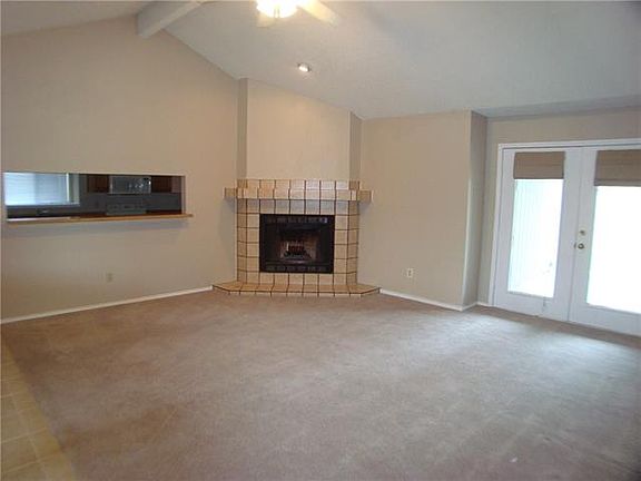 3rd image of 945 Simon Dr
