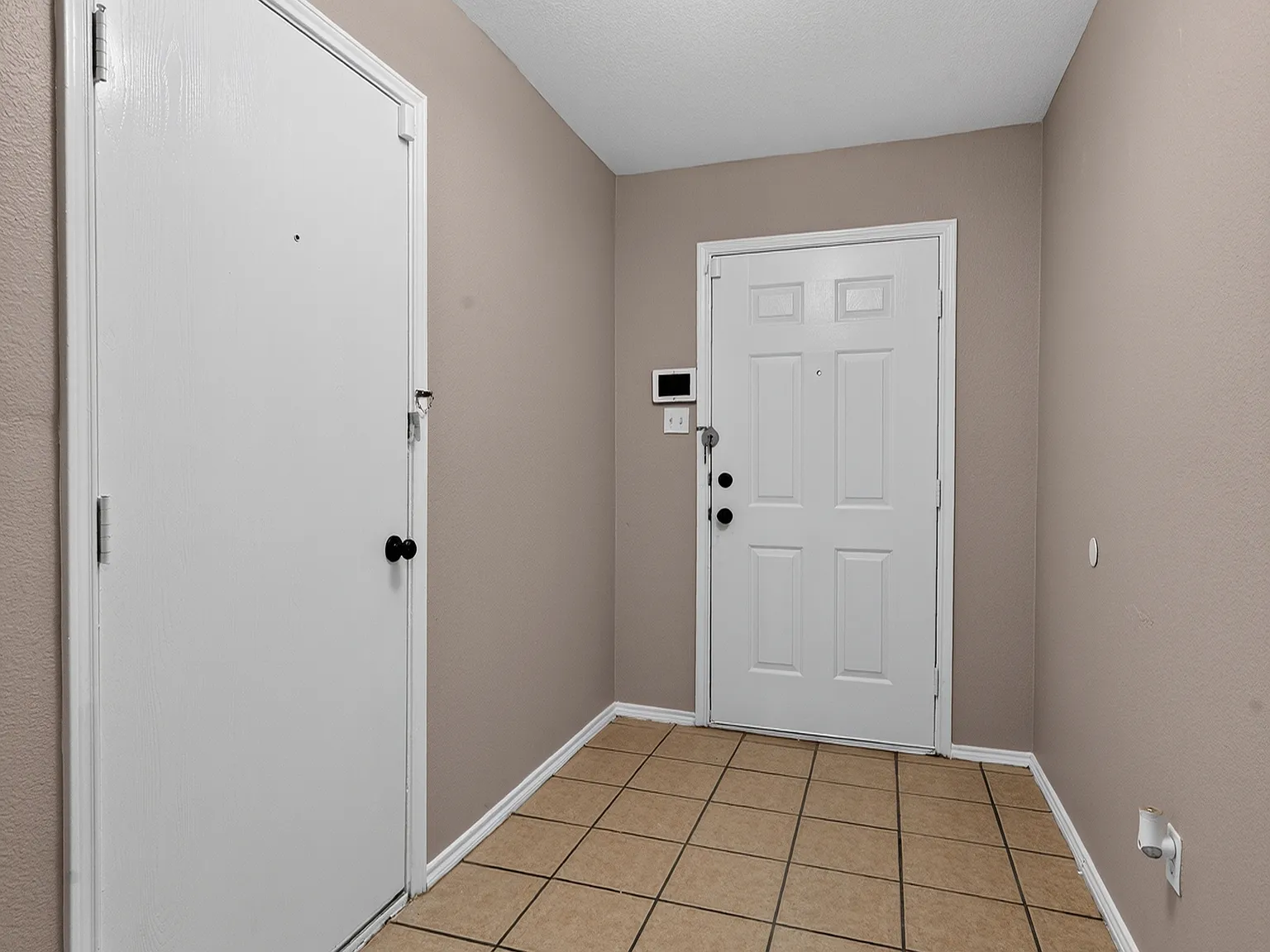 4 bed, 1906 sqft, $2,200 — Photo 2