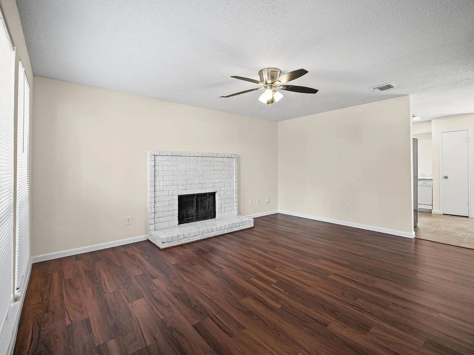 3 bed, 2.5 bath, 1336 sqft, $1,650 — Photo 4