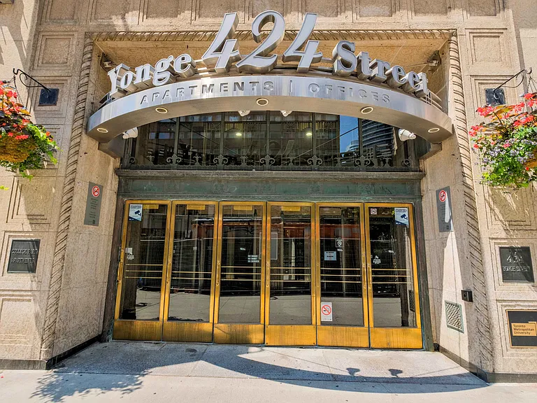 424 Yonge St — Photo 17