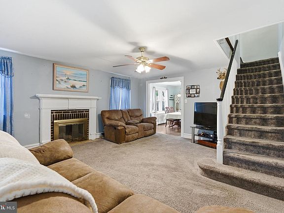 4th image of 3828 Crest Rd