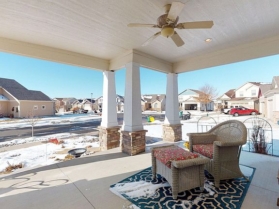 02 front porch.jpg