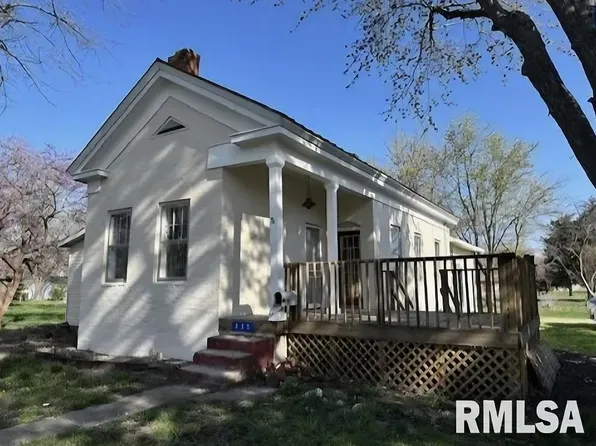 335 E Elm St, Waverly, IL 62692
