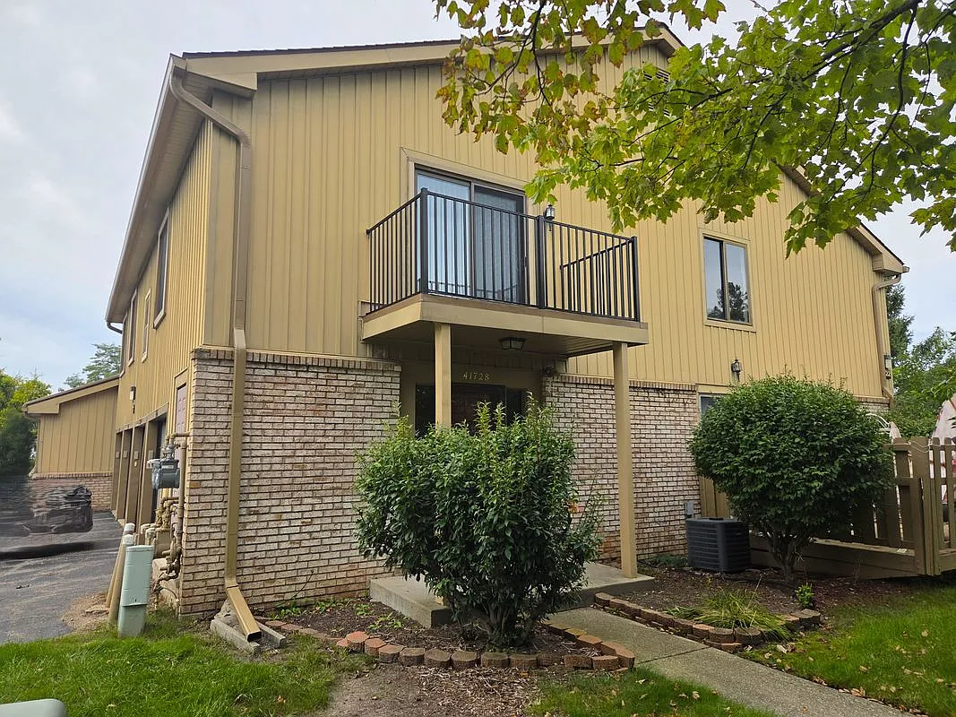 2 bed, 1.0 bath, 1197 sqft, $1,445 — Photo 1