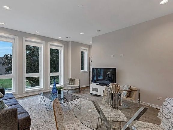 3rd image of 321 S Washtenaw Ave #2