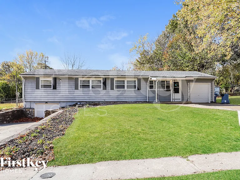 1103 NE Cowden Dr — Photo 1