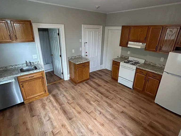 37 Railroad Ave — Photo 1