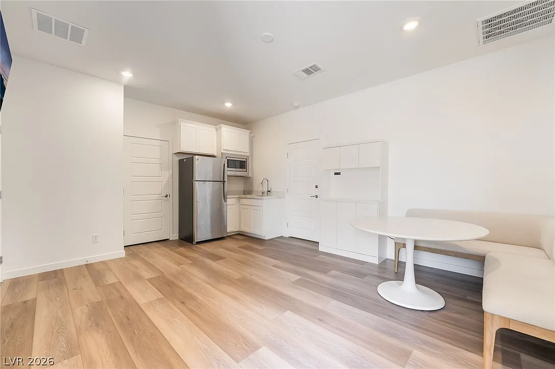 4 bed, 3.5 bath, 3063 sqft, $3,100 — Photo 2