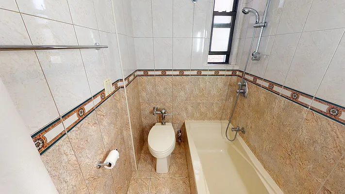 Sold by Thomas Lipovetsky, LREB | media 51