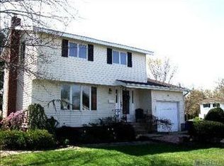 25 Norwood Pl, Wheatley Heights, NY 11798