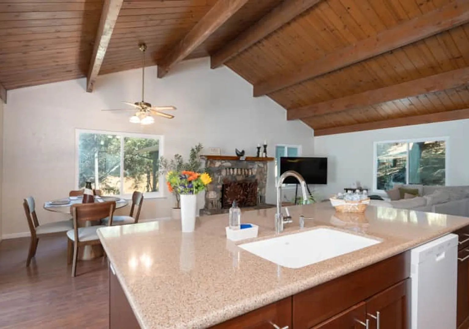 WOW Large 2-1 House Furnished Ponderosa Basin- October 2026 — Photo 4