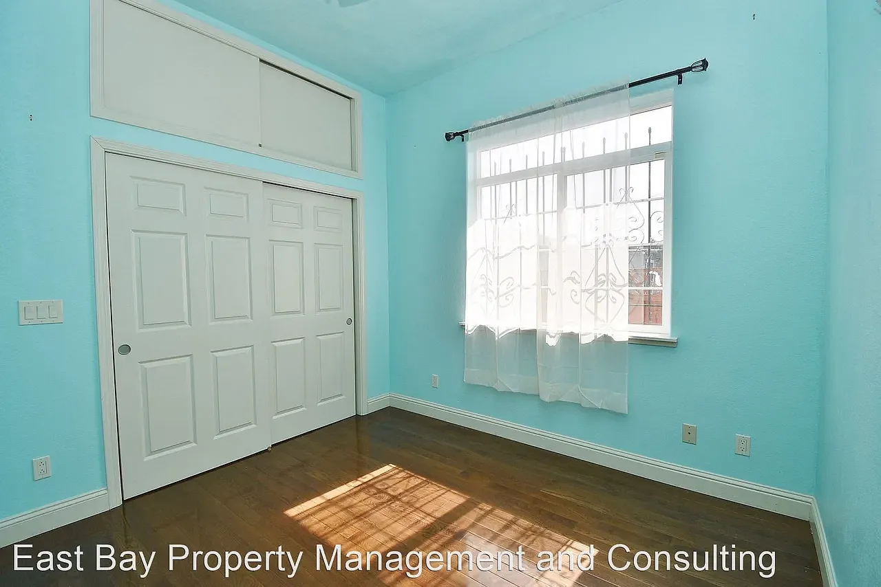 3 bed, 1049 sqft, $3,200 — Photo 4