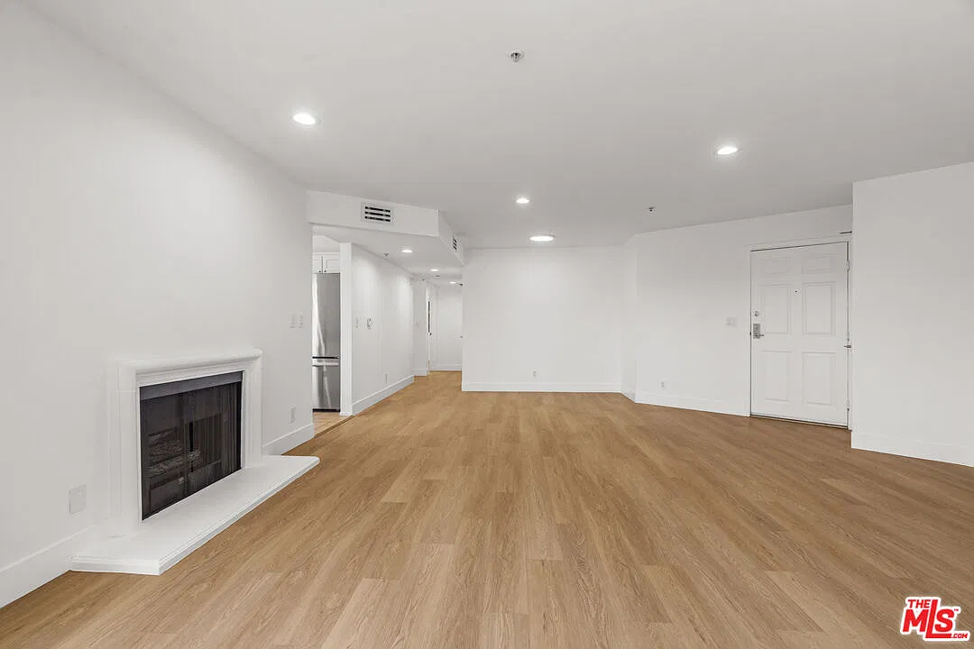 16100 W Sunset Blvd — Photo 2