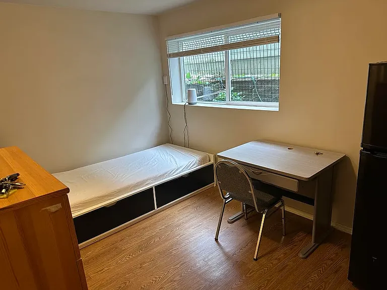 4307 11th Ave NE #6 — Photo 6