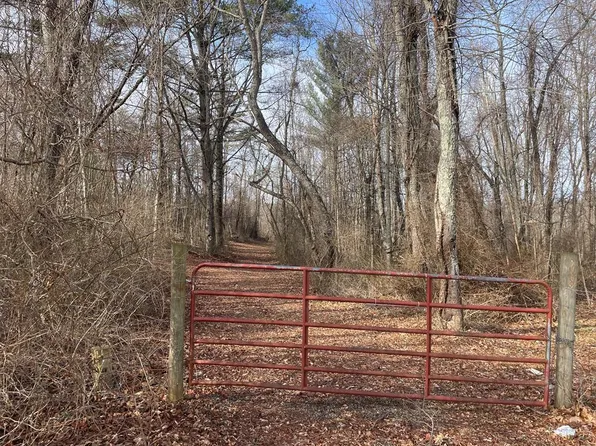 1360 Farmers Market Dr, Hillsville, VA 24343