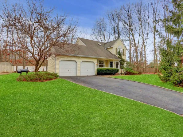 141 Natures Lane, Miller Place, NY 11764