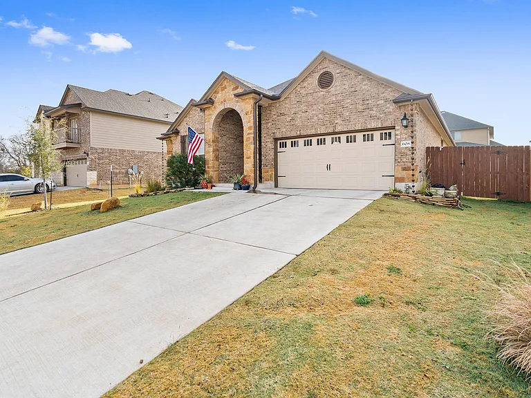 608 Lister Dr — Photo 3
