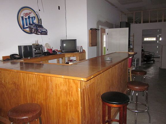 3rd image of 906 Jackson Dr