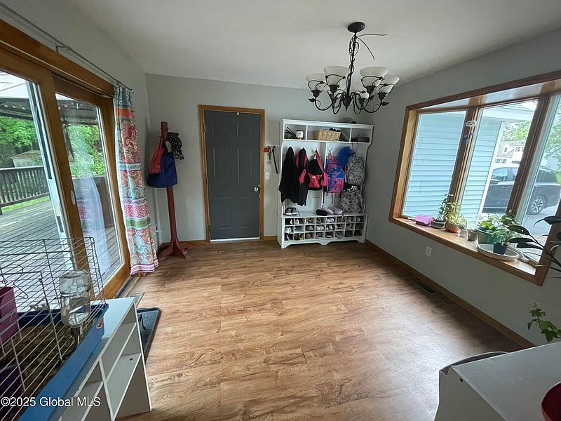 4th image of 8 Iris Avenue