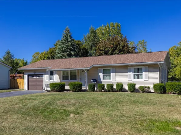 5780 Mountain Ash Dr, Farmington, NY 14425