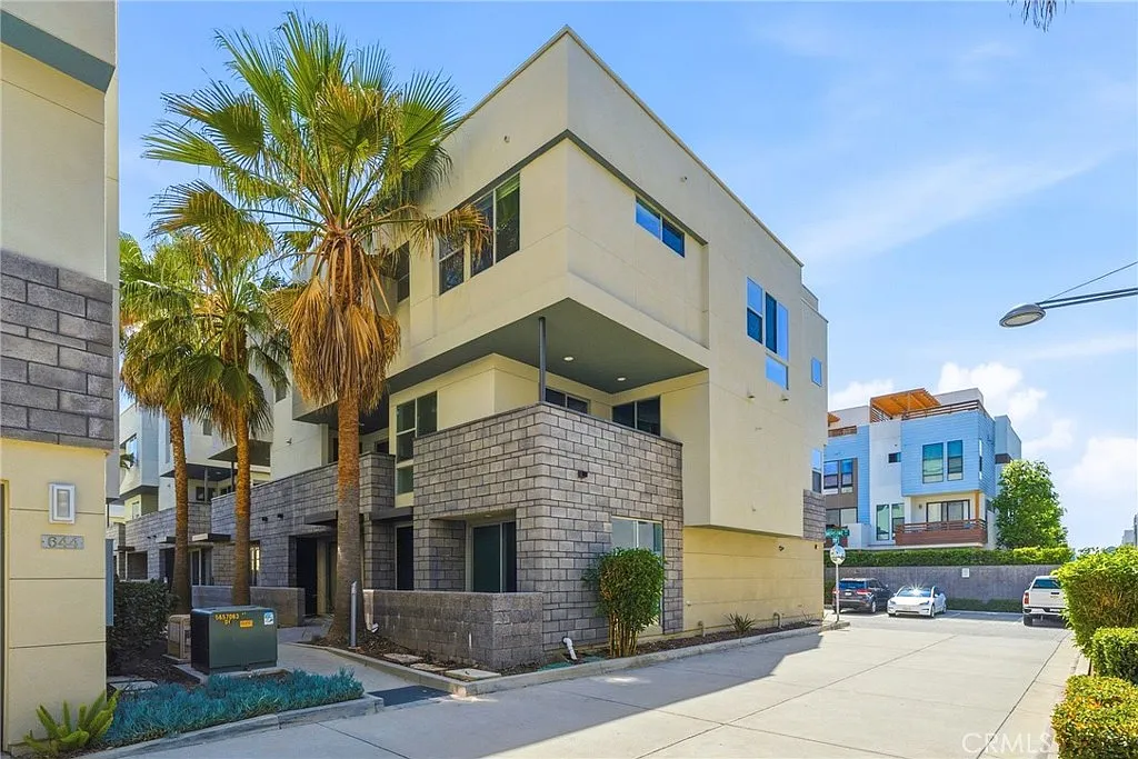 Building Photo - 1688 Shoreline Way