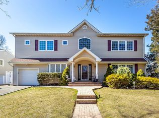 14 Elmwood Ln, Syosset, NY 11791