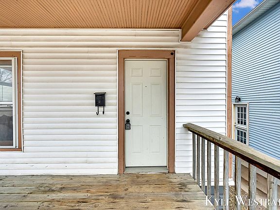 4th image of 1340 Manwaring Pl SE
