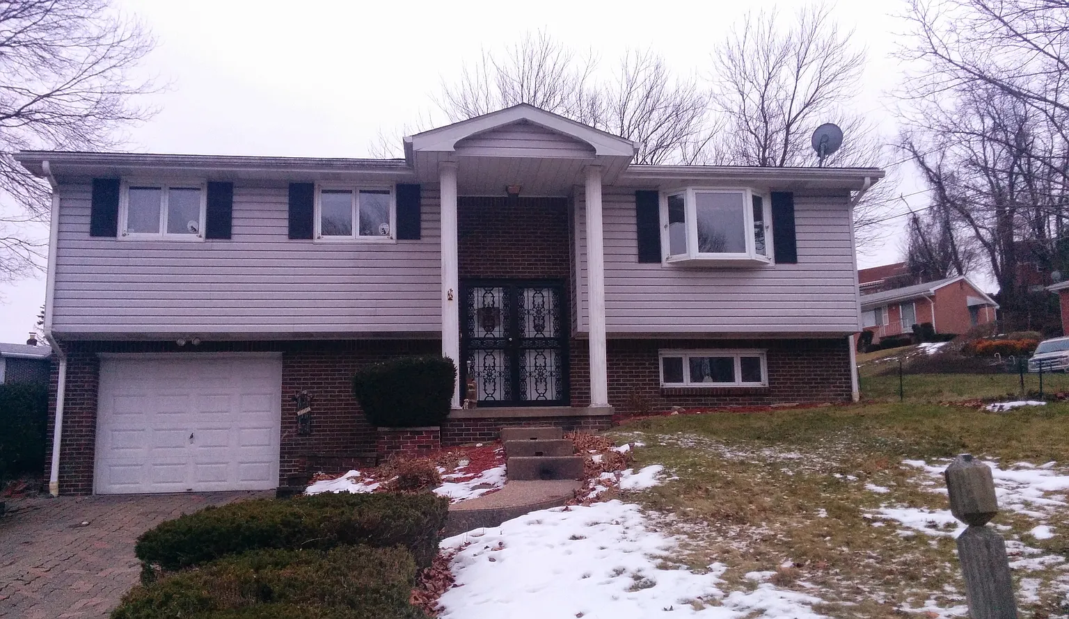 302 Howell St photo 1