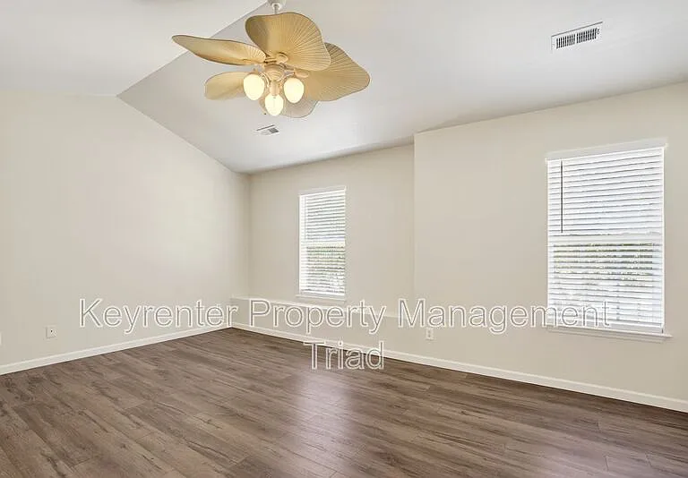 805 Creek Crossing Trl — Photo 17