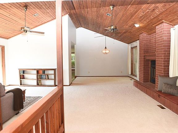 4th image of 667 N Cliffside Dr