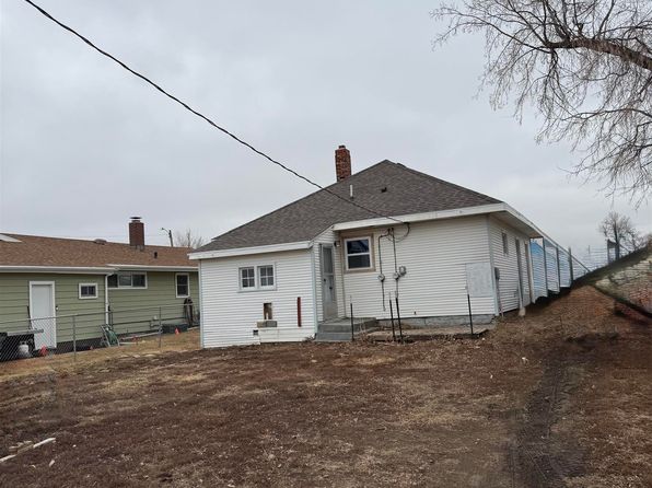 136 3rd Ave NW, Garrison, ND 58540