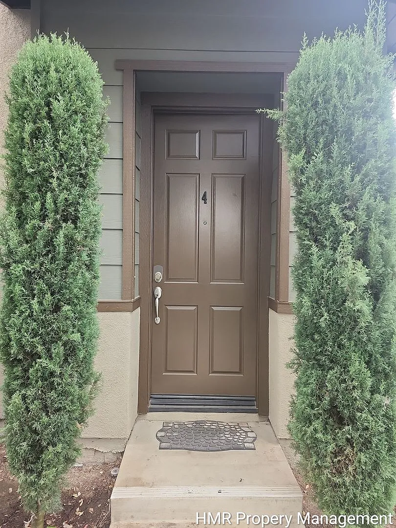 Modern 2-Bedroom Condo Near Victoria Gardens — Photo 4