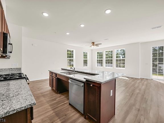 5th image of 228 Park Ln