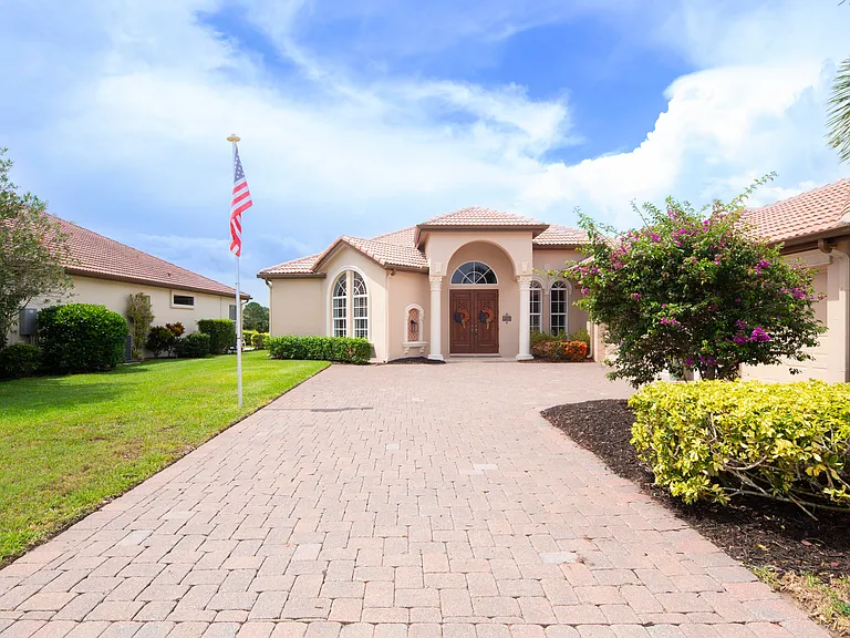 923 SW Grand Reserves Blvd — Photo 9