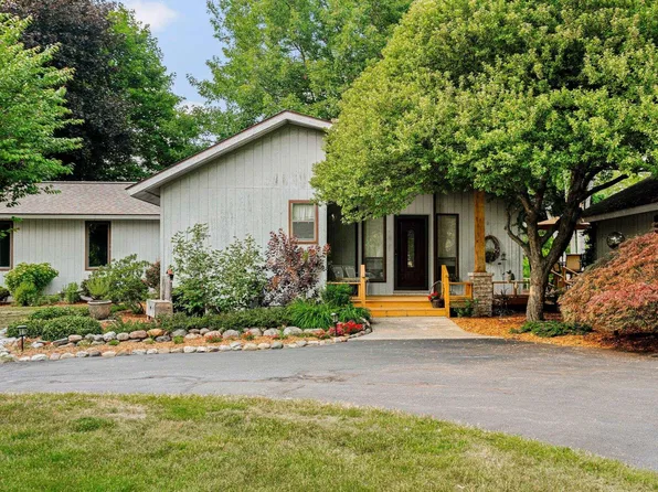 125 Mitchell Dr, Elk Rapids, MI 49629