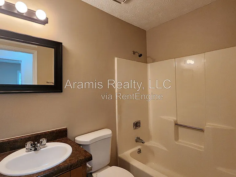 1050 Greendale Ln — Photo 10
