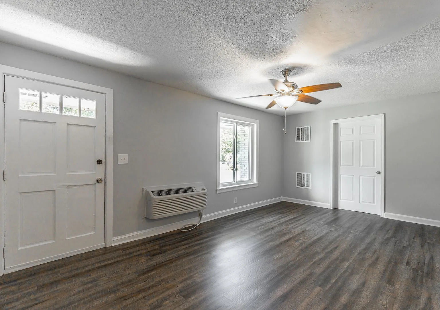 Comfortable Living at 112 Van Cleve Street — Photo 2