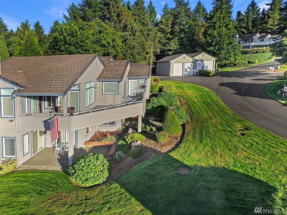 Enjoy Puget Sound, island, and mountain views.