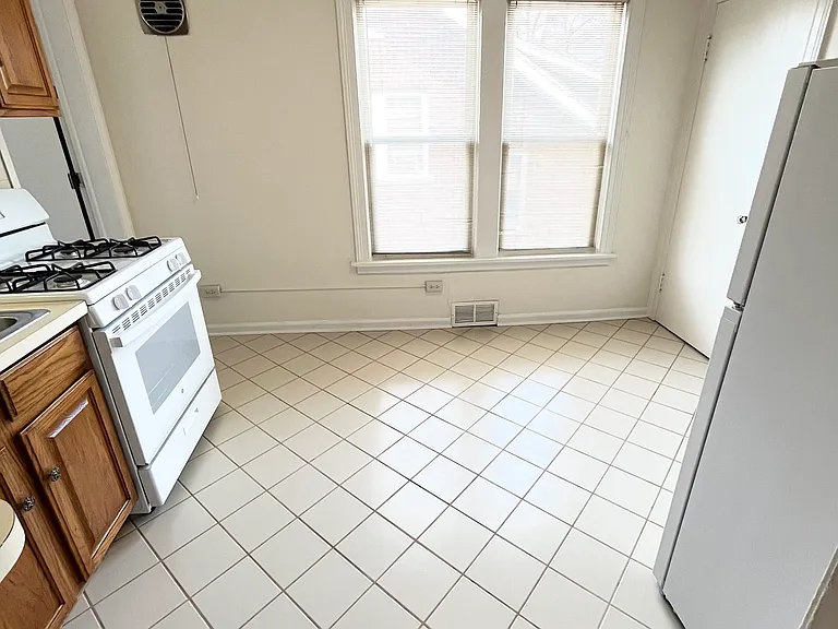 1310 Wilmette Ave #2E — Photo 1