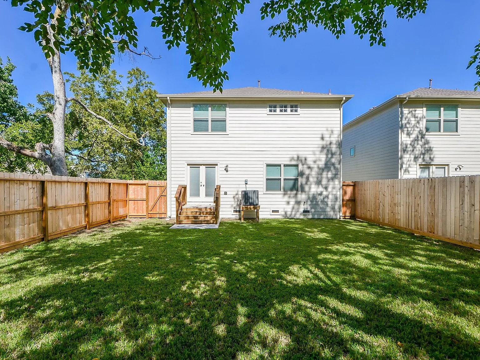 3 bed, 2.5 bath, 2034 sqft, $2,600 — Photo 1