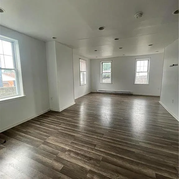 551 Sumner Ct — Photo 3