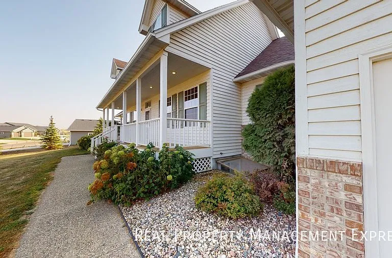 305 E Pine Lake Dr — Photo 4