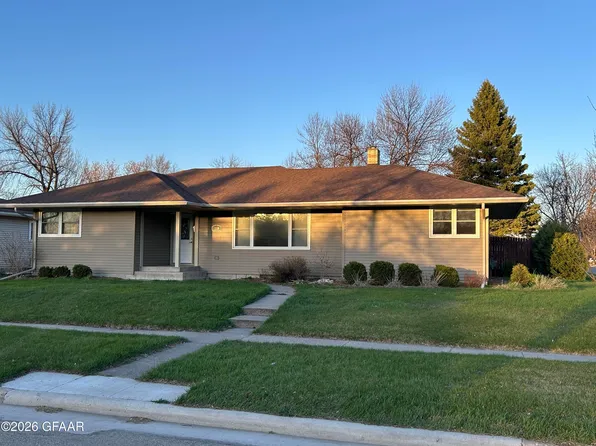 1338 McHugh Ave, Grafton, ND 58237