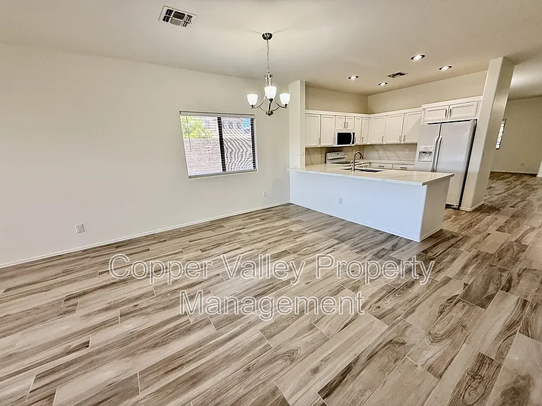 3793 W Wayne Ln — Photo 3