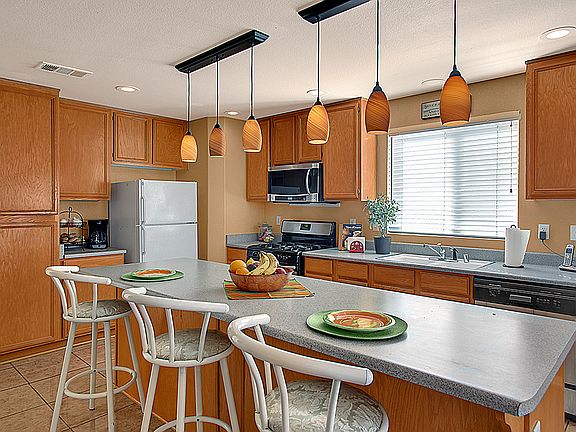 Kitchen w/Center Island.