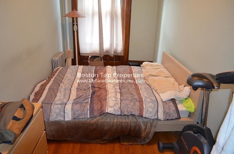 2nd image of 852 Beacon St APT 3